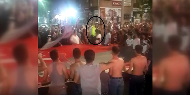 Trafik polisi taraftarlara 3'lü çektirdi
