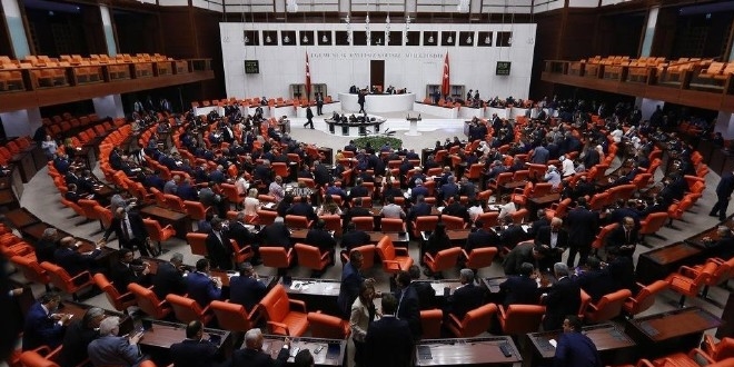 Meclis 'sosyal medya' düzenlemesinden sonra tatile girecek