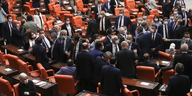 Meclis, sert tartışmalarla kapandı