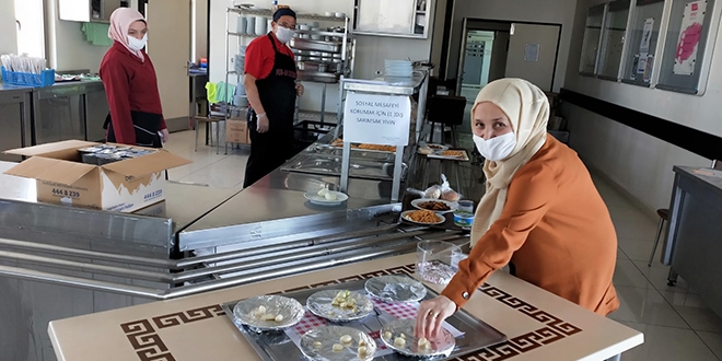 Hastaneden sosyal mesafeye 'sarımsaklı' önlem