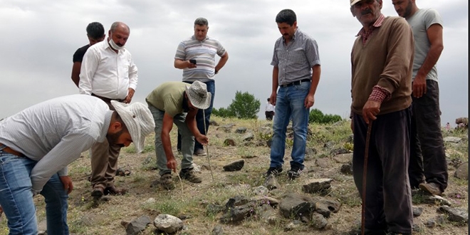 Mahallede akrep endişesi... Hangi taşı kaldırsak altından çıkıyor
