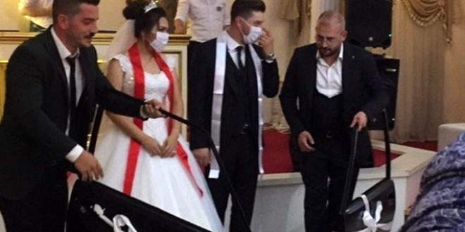 Otomobil tutkunu damada araba kapısı hediye ettiler
