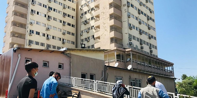 Virüs tedavisi gören hastalar, yakınlarının bayramını pencereden kutladı