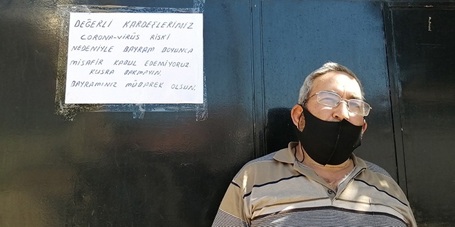 Evinin kapısına astığı yazıyla misafirleri geri çevirdi