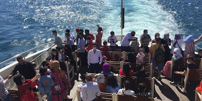 Şehir hatları vapurunda sosyal mesafe hiçe sayıldı