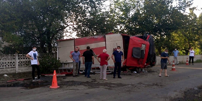 Samsun'da yangına giden itfaiye aracı devrildi: 2 yaralı