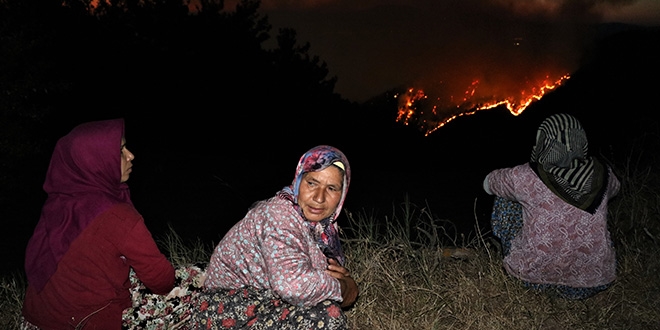 Yangını çaresizlikle izlediler