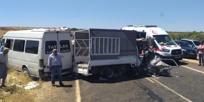 Şanlıurfa'da minibüsle kamyonet çarpıştı: 15 yaralı