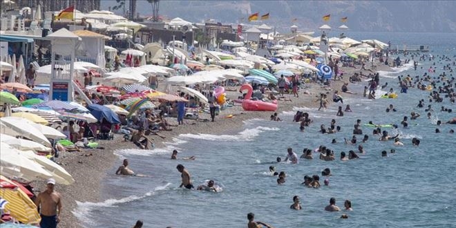 Antalya sahillerinde bayram yoğunluğu