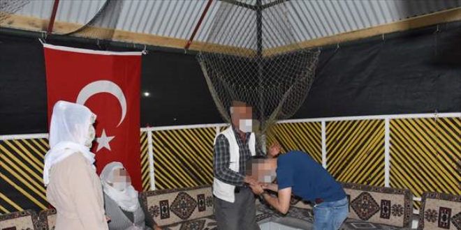 Muş'ta jandarmanın ikna ettiği terörist, güvenlik güçlerine teslim oldu