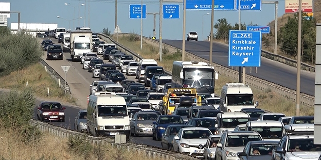 Tatilciler dn yoluna geti, aralar ilerlemekte glk ekti