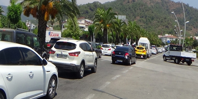 Bayram tatili bitti, Marmaris'te uzun araç kuyrukları oluştu
