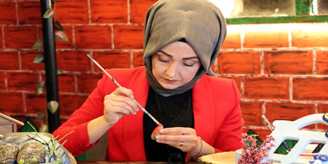 Arzu hemşire doğadan topladığı taşları sanat eserine dönüştürüyor