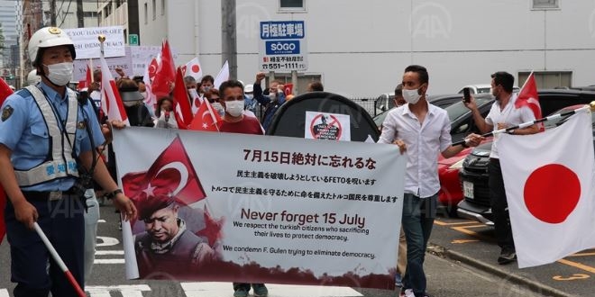 Japonya'da FETÖ'ye ait okulun önünde terör örgütü protestosu