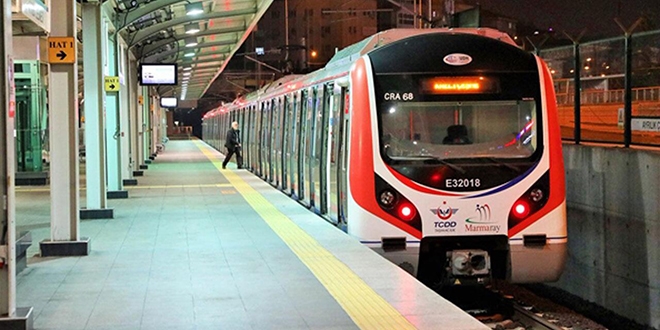 Marmaray'da bir kişi raylara atladı