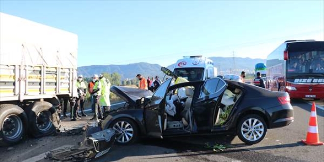 Bolu'da otomobil tıra arkadan çarptı: 3 ölü, 1 yaralı