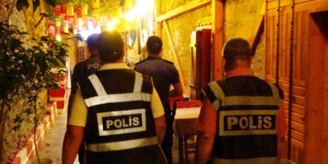 Antalya'da bin 500 polisin katılımıyla koronavirüs denetimi