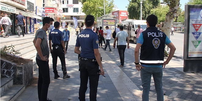 Polisi gören maskesini taktı