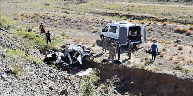 Ağrı'da otomobil şarampole devrildi: 4 ölü, 1 yaralı