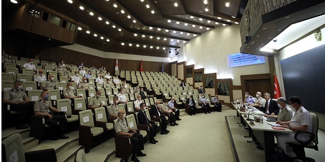 Bakan Akar, terfi eden ve atama gören general ve amirallerle bir araya geldi