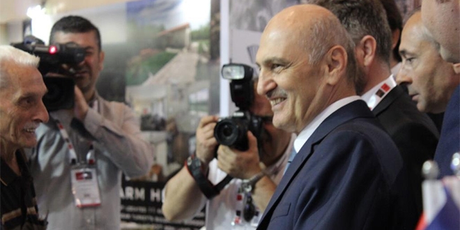 Eski Bakan, eğitim koleji açtı