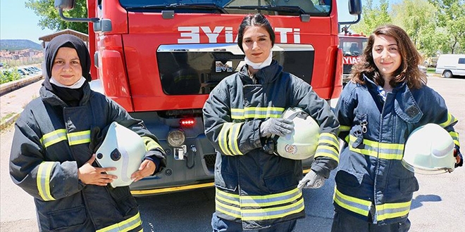 İtfaiyenin 'alev avcıları' yangına müdahaleye hazırlanıyor