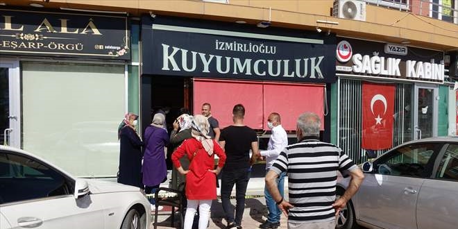 Kuyumcu, silahlı iki soyguncuyu etkisiz hale getirerek polise teslim etti