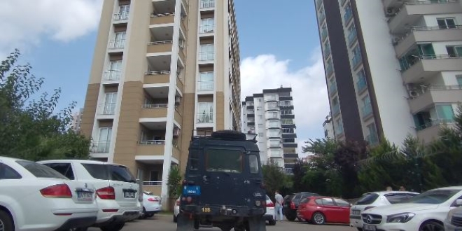 Özel harekat polisi evinde ölü bulundu