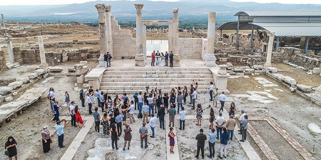 Arkeolog çift 7 bin 500 yıllık antik kentte dünyaevine girdi