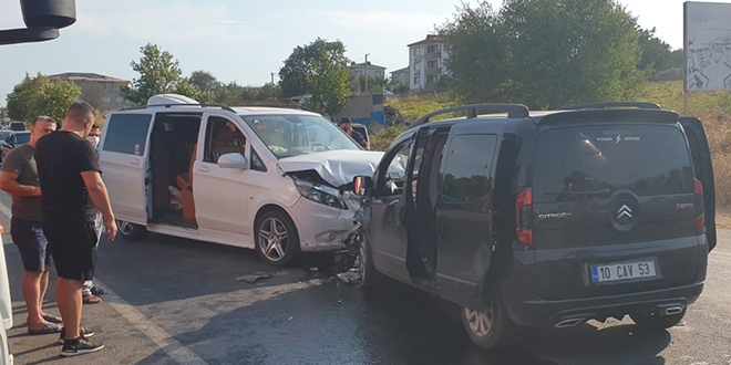 Tekirdağ'da minibüsle hafif ticari araç çarpıştı: 10 yaralı