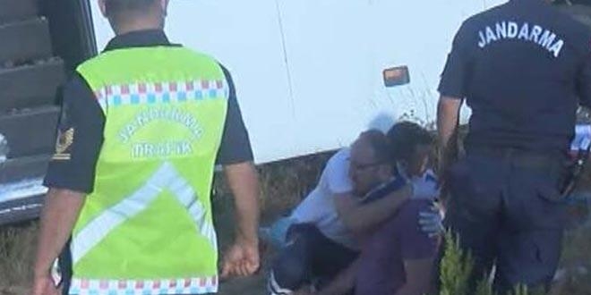 Yardım bekleyen babayı sağlık çalışanı sarılarak teselli etti