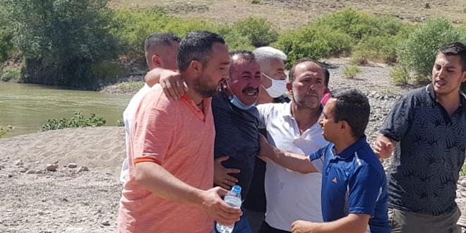 Yüzme bilmeyen baba iki çocuğunu kurtarmak için dereye atladı: 3 ölü