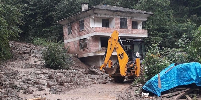 Sürmene'de şiddetli yağış: 4 kişiye ulaşılmaya çalışılıyor