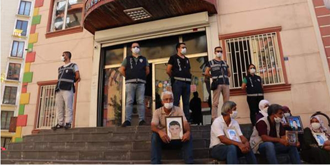 Diyarbakır annelerinin oturma eylemine bir aile daha katıldı