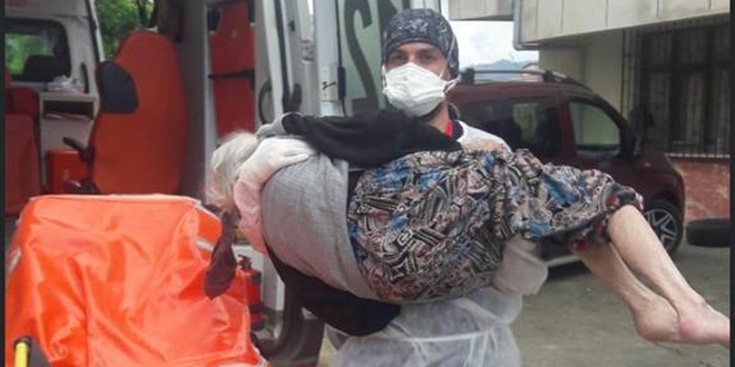 Sağlık çalışanı hastayı ambulansa kadar kucağında taşıdı