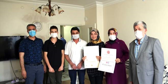 Sivas'ta mezun olan niversite rencileri diplomalarn evlerinde ald