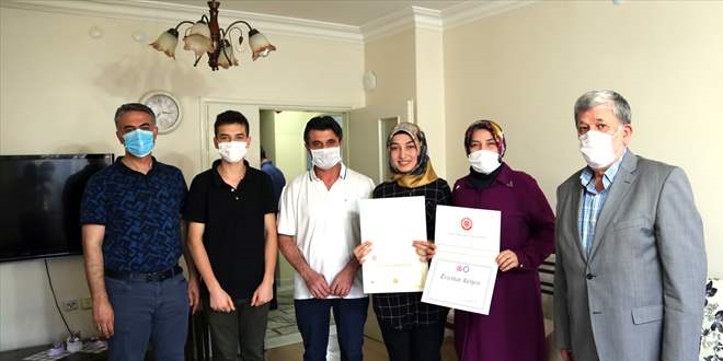 Sivas'ta mezun olan üniversite öğrencileri diplomalarını evlerinde aldı