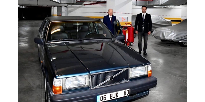 MHP Genel Başkanı Bahçeli, 'BJK' plakalı aracını hediye etti