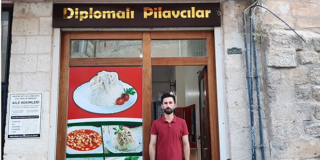 Üç diploma sahibi üniversite mezunundan 'umut ışığı' olan tabela