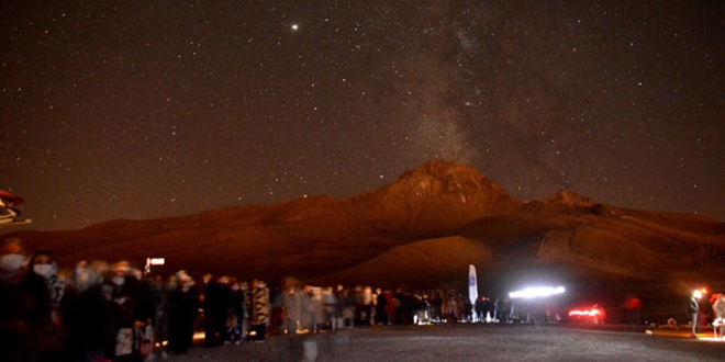 Erciyes'te 'meteor' yağmurunu 2 bin 650 metrede izlediler