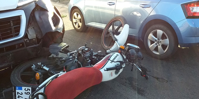 Motosikletli kurye minibüse çarpıp otomobilin camına uçtu
