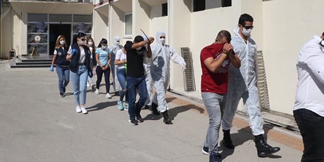 Zorla fuhuş yaptıranlara 'koli' operasyonu: 80 gözaltı