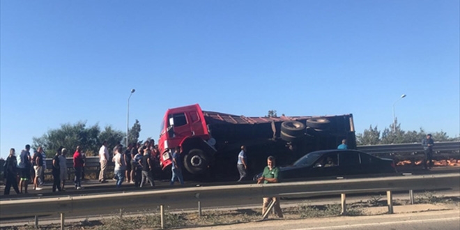 Kamyonun kasası otomobilin üzerine devrildi 1 kişi öldü