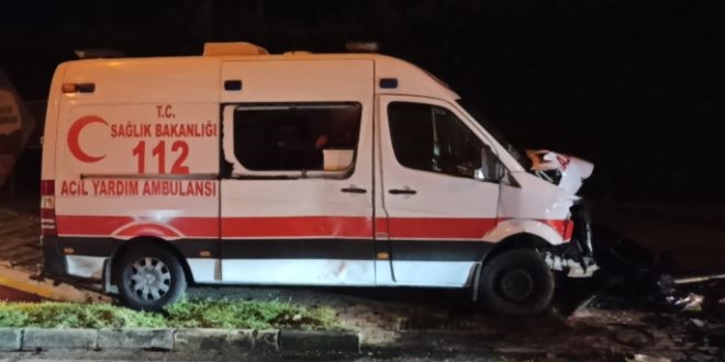 Bursa'da ambulans ile ticari araç çarpıştı: 3 yaralı