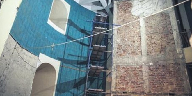 Galata'da çimentolu bölümler yıkıldı