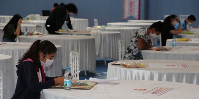 Deneyap Atölyesi'ne girmek isteyen gençler ter döktü