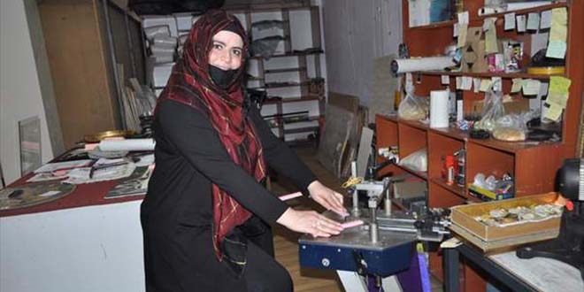 Camcı eşine yardım ederek meslek sahibi oldu