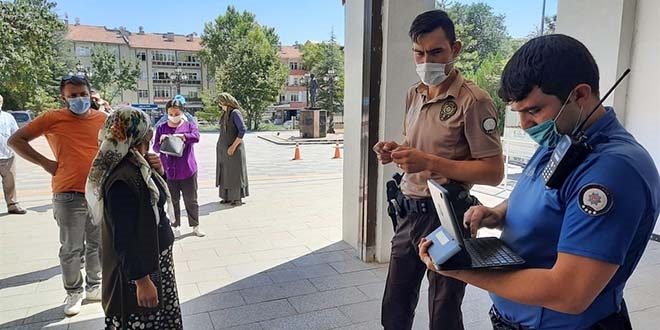 Virüslü iki kişi hükümet konağına girerken yakalandı