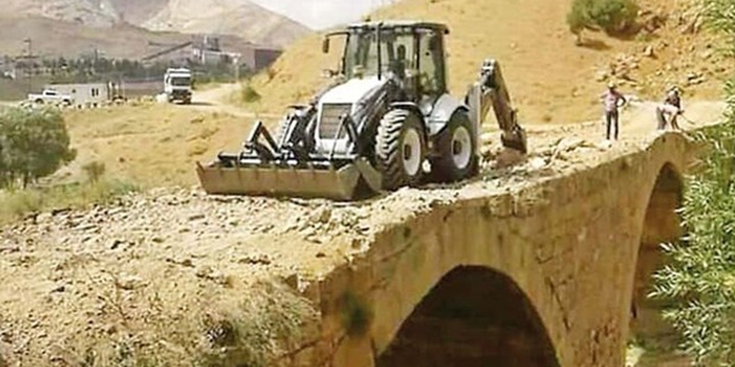800 yıllık köprüde iş makinesiyle çalışma