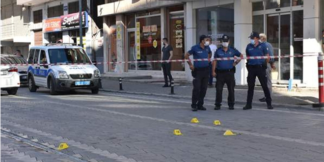 Belediye meclis üyesi, belediye önünde silahla yaralandı